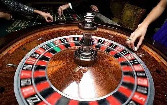 Antarmuka aplikasi mobile dul toto menampilkan layar login dan meja live dealer